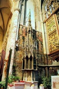 Bohato zdobené pastofórium asi z prvej polovice 15. storočia pri hlavnom oltári.
